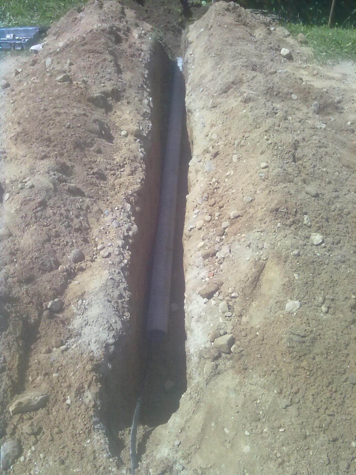 траншея под кабель. прокладка кабеля в траншее. техника для копки траншей под водопровод. копка под кабель. копка под кабель.